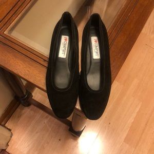 Women preowned Black suede shoes size 6.5W